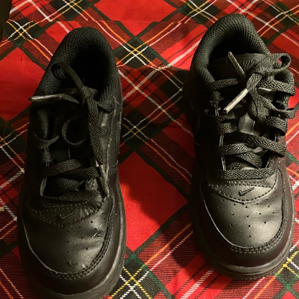 Black Nike shoes, size 9C